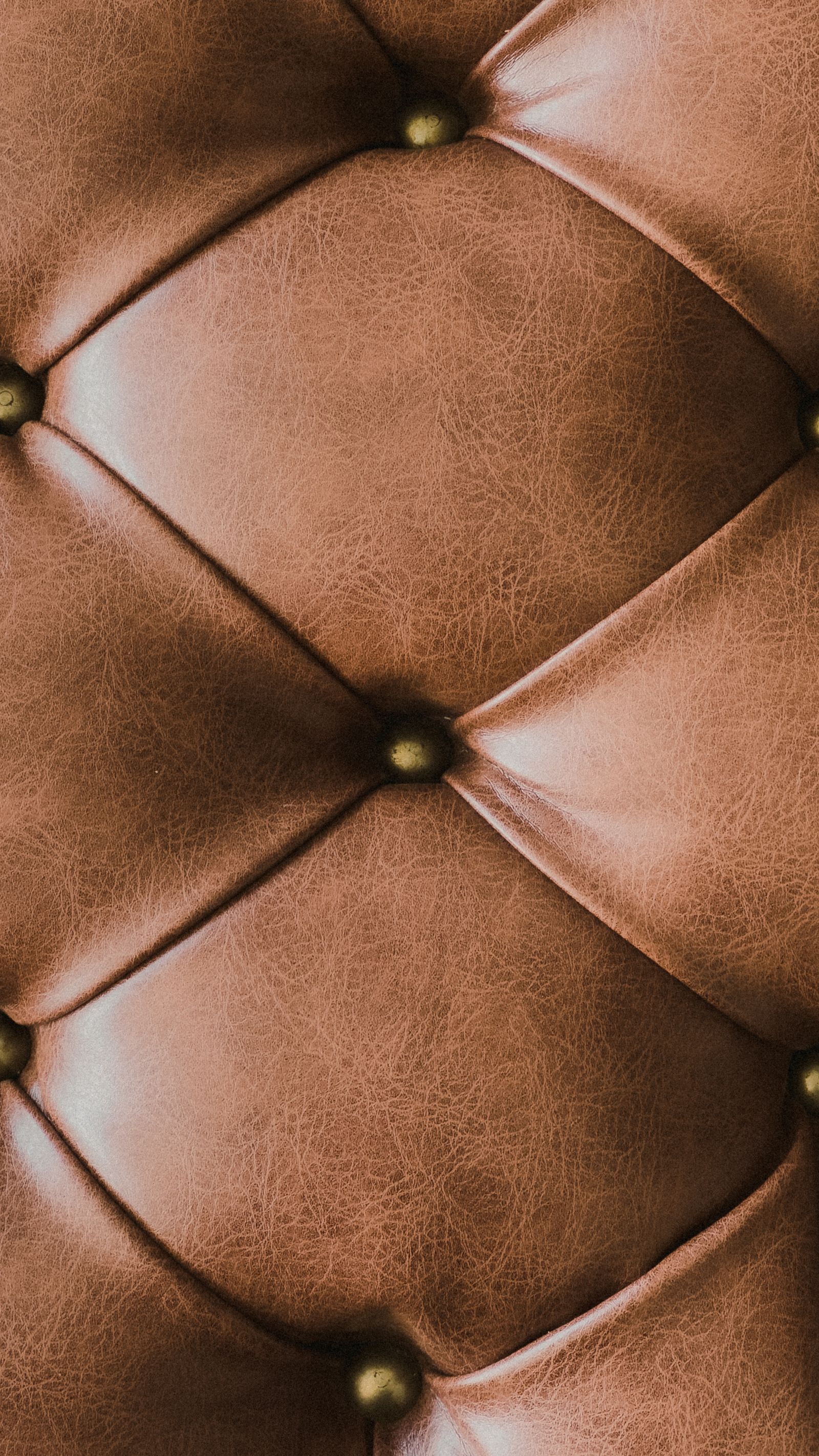 Braço de sofá capitonê em detalhe