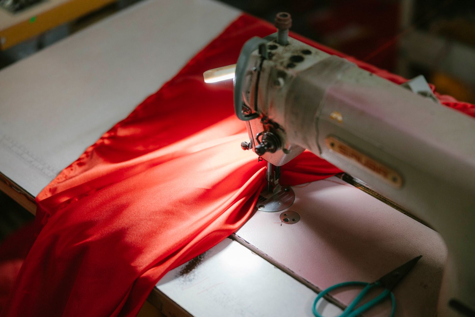 Máquina de costura industrial a coser tecido vermelho