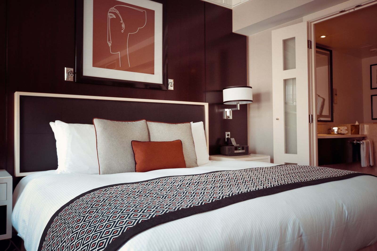 Quarto de hotel com mobiliário estofado